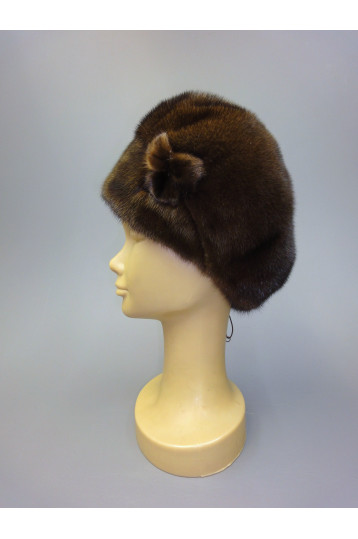 Шапка-берет из меха норки коричневого цвета с цветком